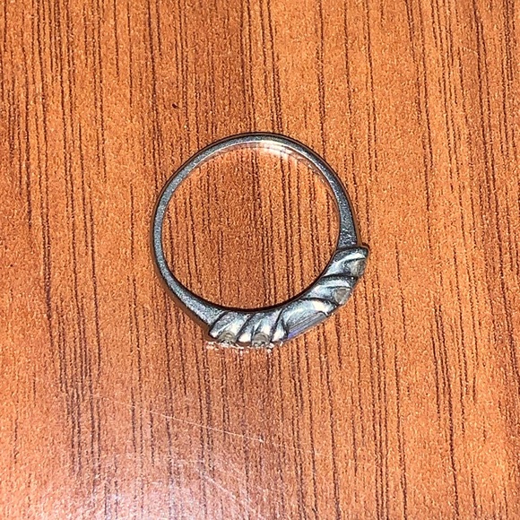 Platinum Ring with Diamonds - Picture 4 of 10